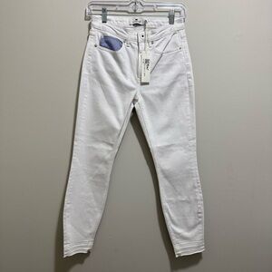 Vineyard Vines Women’s White Slim Jeans with Light Blue Pocket Accent 25